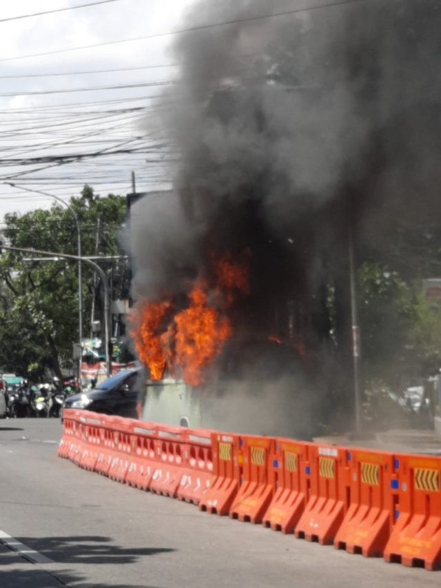 Sebuah mobil jenis VW terbakar di Jalan Ir. H. Juanda (Dago), Kota
Bandung pada Sabtu (14/8). Foto: Dok. Istimewa