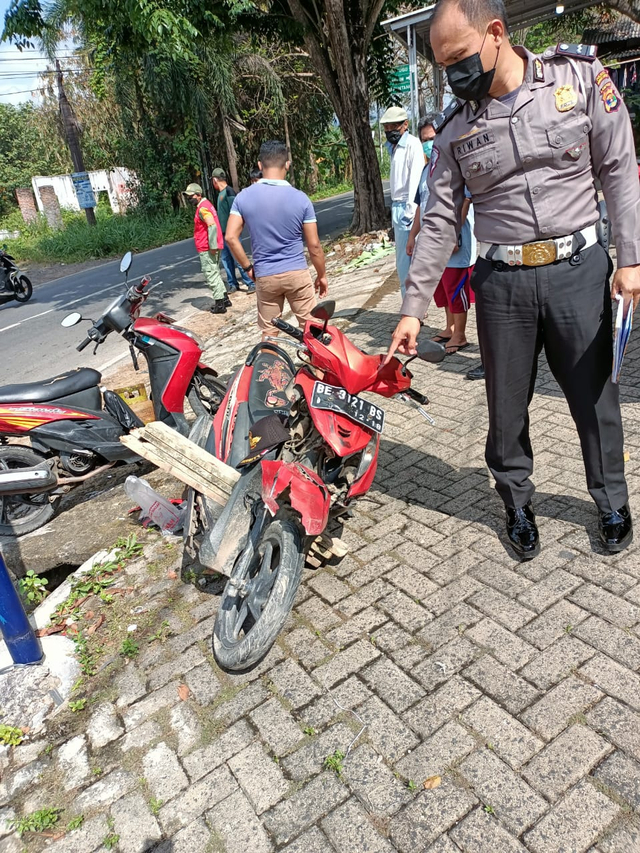 Hendak Mendahului, Mobil di Bandar Lampung Tabrak Kakek Bonceng 2 Cucu (1)