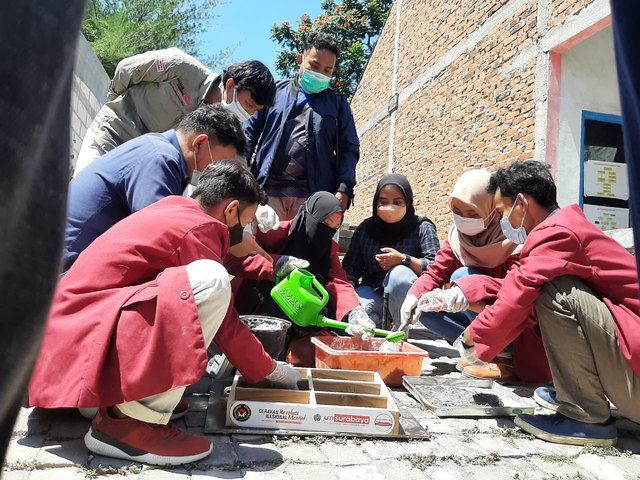 Mahasiswa UM Surabaya menunjukkan proses pembuatan batako ramah lingkungan dari limbah masker dan cangkang kerang. Foto-foto: Amanah Nur Asiah /Basra