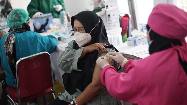 Warga disuntik vaksin saat ikuti Vaksinasi Merdeka di Stadion Pakansari Bogor, Sabtu (14/8/2021). Foto: Dok. Kadin