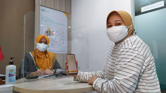 Erika Kusumawati (38) menunjukkan sejumlah fitur berbagi donasi di aplikasi BSI Mobile miliknya. Foto/Azmy