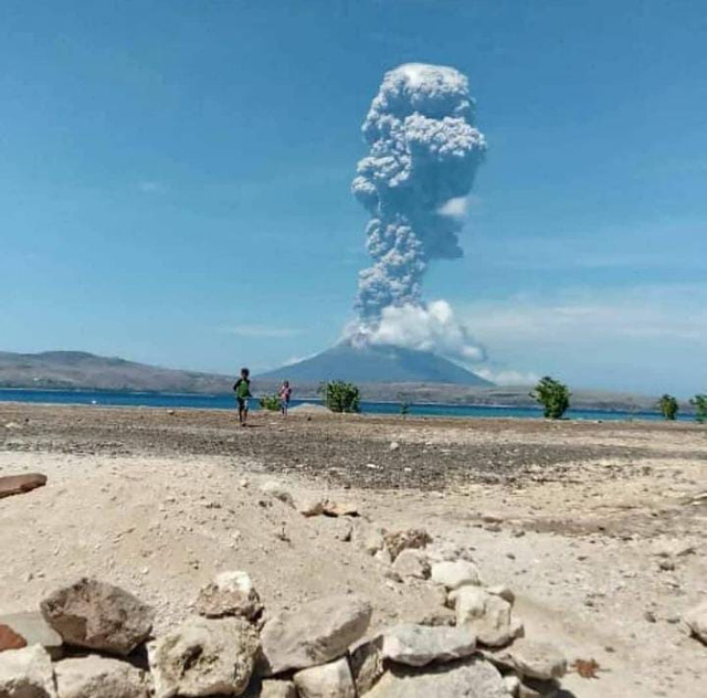 Panorama Gunung Api Ile Lewotolok di Lembata Sebelum Erupsi (4)