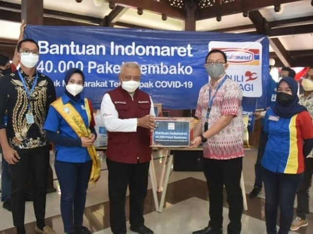 Bupati Malang HM Sanusi menerima Bansos melalui CSR Indomaret diwakili Branch Manager PT. Indomarco Prismatama (Indomaret), Aldwin Rindra Djoenaedi. 