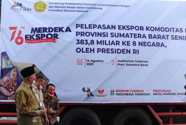 Gubernur Sumatera Barat Mahyeldi melepas ekspor komoditas pertanian di Padang, Sabtu 14 Agustus 2021. Foto: dok Humas