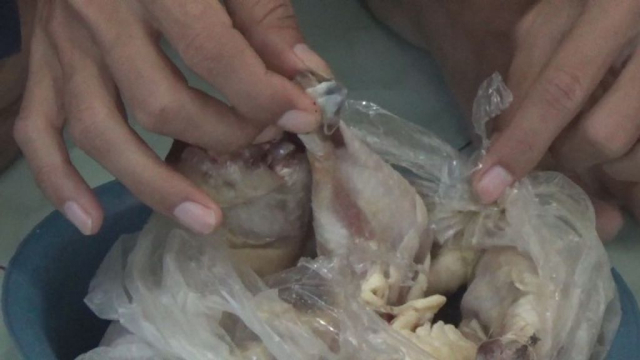 Warga di Jombang Terima Paket Bantuan Berisi Daging Ayam Busuk