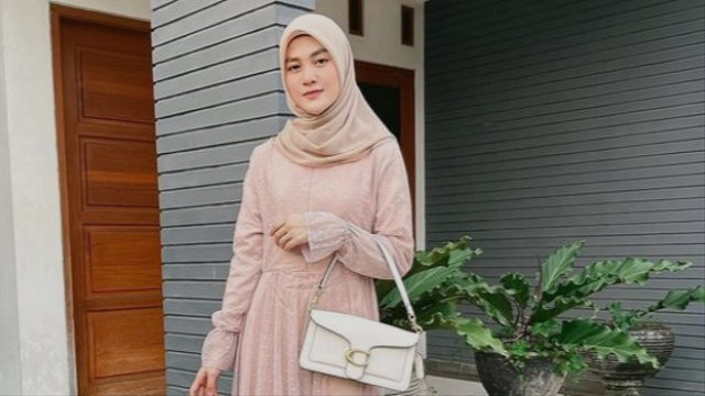 Sosok Henny Rahman, istri baru Alvin Faiz. Foto: Instagram/@hennyyrahman