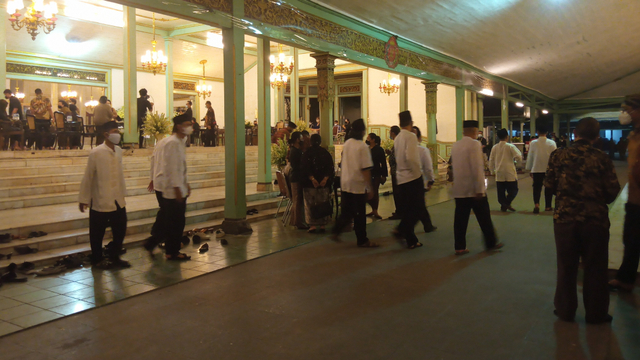 Para pelayat keluar dari Pura Mangkunegaran usai mengikuti kegiatan tahlilan.