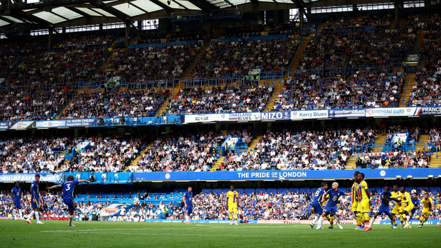 Pemain Chelsea Marcos Alonso mencetak gol pertama mereka dari tendangan bebas pada pertandingan Liga Premier antara Chelsea melawan Crystal Palace di Stamford Bridge, London, Inggris - 14 Agustus 2021. Foto: Hannah McKay/Reuters