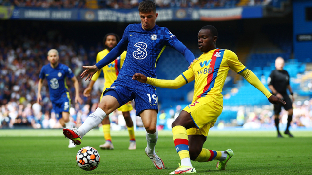 Pemain Chelsea Mason Mount beraksi dengan Tyrick Mitchell dari Crystal Palace pada pertandingan Liga Premier antara Chelsea melawan Crystal Palace di Stamford Bridge, London, Inggris - 14 Agustus 2021. Foto: Hannah McKay/Reuters