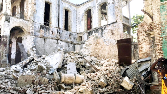 Kondisi bangunan yang rusak akibat gempa bumi di Jeremie, Haiti, Sabtu (14/8/2021). Foto: Twitter/@JCOMHaiti via Reuters