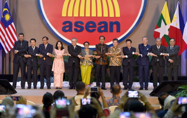 Presiden Joko Widodo (kelima dari kiri) melakukan peresmian gedung baru Sekretariat ASEAN (Sumber: BPMI Setpres/Lukas)
