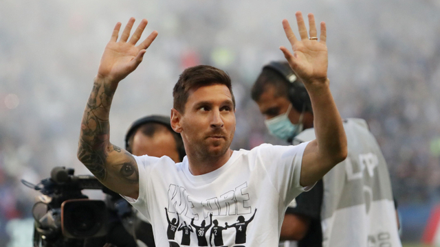 Lionel Messi saat di dikenalkan di hadapan fans PSG di Parc des Princes, Paris, Prancis. Foto: Sarah Meyssonnier/REUTERS