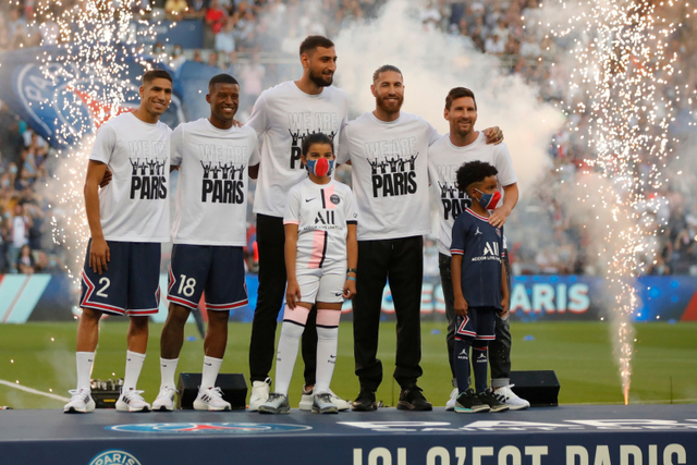 Lionel Messi saat di dikenalkan di hadapan fans PSG di Parc des Princes, Paris, Prancis. Foto: Sarah Meyssonnier/REUTERS