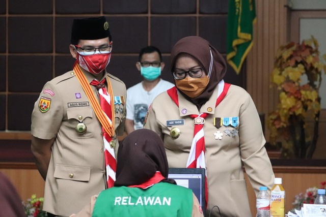 Bupati Bogor Ade Yasin bersama Ketua Kwarcab Bogor Agus Ridallah mengunjungi tim Pramuka relawan data vaksinasi Covid-19. (Foto: Kominfo Kwarcab Bogor)