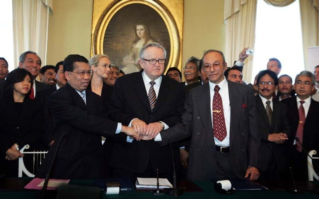 Pemimpin delegasi RI, Hamid Awaluddin (kiri), Pimpinan CMI Martti Ahtisaari (tengah) dan Pimpinan delegasi GAM, Tgk Malik Mahmud usai penandatanganan kesepakatan damai Aceh di Helsinki, Finlandia. Foto: Dok. CMI