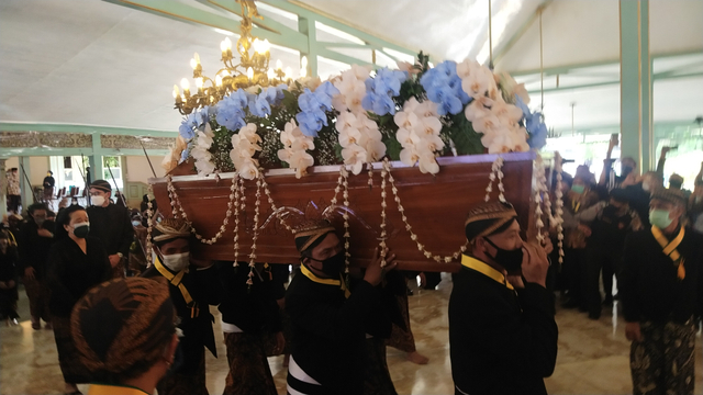 Jenazah Mangkunegara IX diberangkatkan dari Pura Mangkunegaran menuju pemakaman