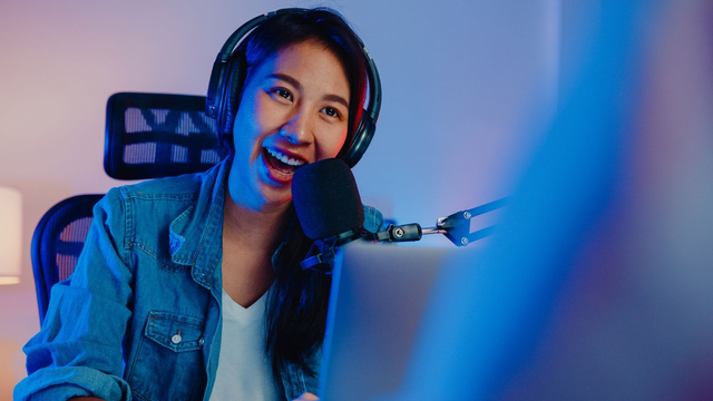 Podcaster harus punya suara yang berkualitas! Mau tahu caranya? Foto: Shutterstock.