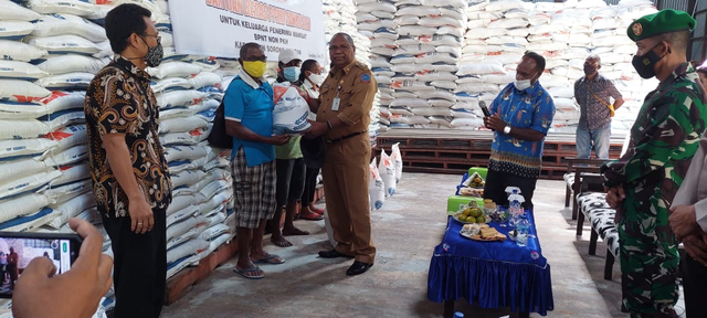 Bupati Sorong Selatan, Samsudin Anggiluli mebagikan beras bantuan Mensos. Foto: Humas Polres Sorong Selatan 