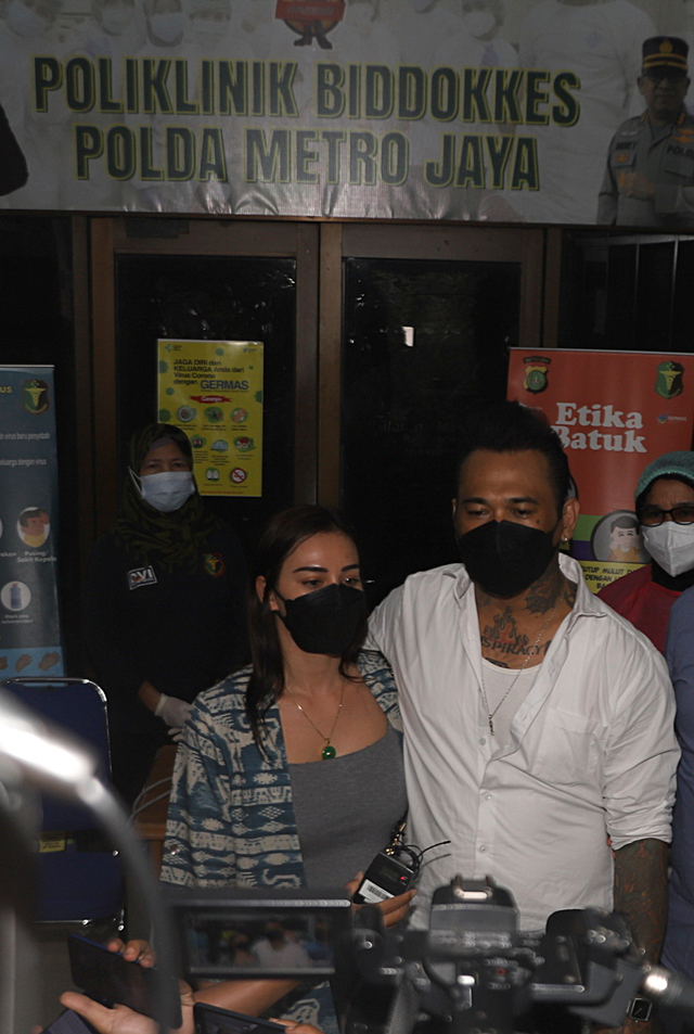Musisi Jerinx saat menjalani vaksinasi di Poliklinik Biddokkes Polda Metro Jaya, Jakarta, Minggu, (15/8). Foto: Ronny