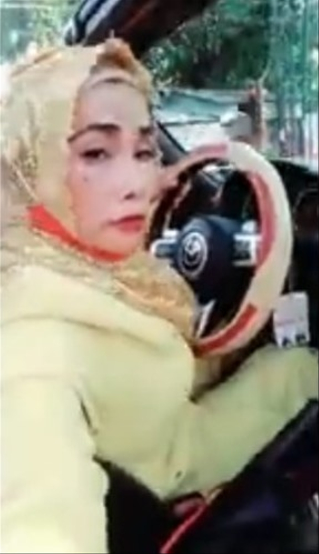 Viral aksi seorang nenek-nenek pamer mengendarai mobil mewah saat berhenti di lampu merah. (Foto: Instagram/@nenk_update) 