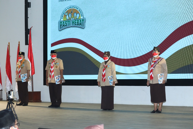 Ketua Mabicab Bogor beri tanda penghargaan. (Foto: Kominfo Kwarcab Bogor)