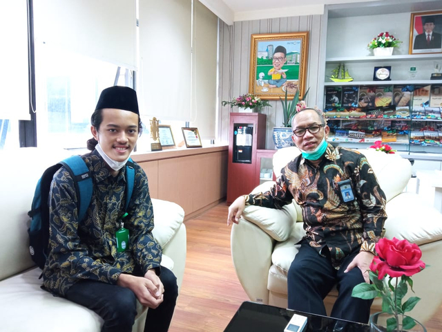 Maharsyalfath Izlubaid Qutub Maulasufa, peserta didik MAN 1 Jombang bertemu dengan Direktur KSKK Kemenag RI, Dr. H. Ahmad Umar, MA di Jakarta pada 7 April 2021 (dok. pribadi).