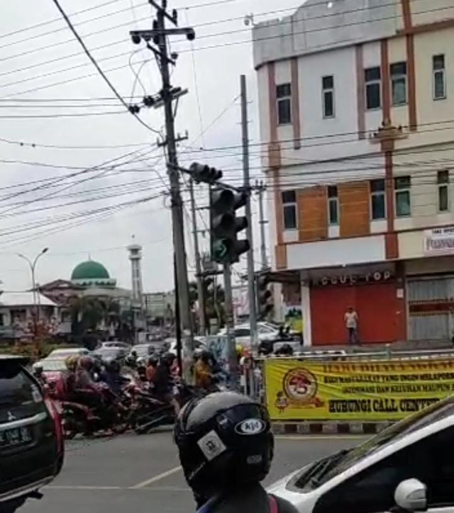 Sejumlah Pengendara Bobol Penyekatan di Bandar Lampung Saat Petugas Sedang Salat (1)