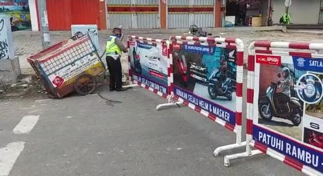 Sejumlah Pengendara Bobol Penyekatan di Bandar Lampung Saat Petugas Sedang Salat (2)