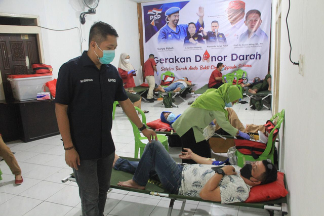 Ketua DPW GPND Maluku Utara saat memantau pelaksanaan donor darah. Foto: Istimewa