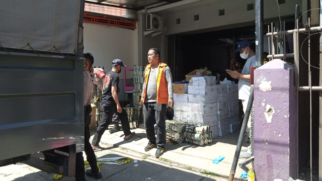 Densus 88 geledah sebuah kantor di Bandung. Foto: Dok. Istimewa