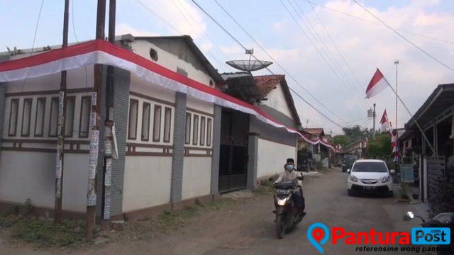 Masyarakat Desa Pegirikan, Kecamatan Talang, Kabupaten Tegal, mbentangna bendera merah putih sing dawane 655 meter. (Foto: Syaifullah)