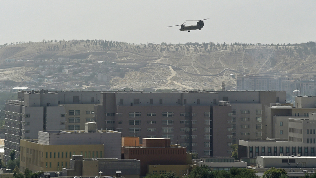 Sebuah helikopter militer AS terlihat terbang di atas kedutaan AS di Kabul pada 15 Agustus 2021. Foto: WAKIL KOHSAR / AFP)
