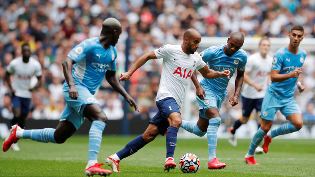 Pemain Tottenham Hotspur Lucas Moura beraksi dengan pemain Manchester City Fernandinho di Tottenham Hotspur Stadium, London, Britain, Minggu (15/8). Foto: Action Images via Reuters/Andrew Couldridge