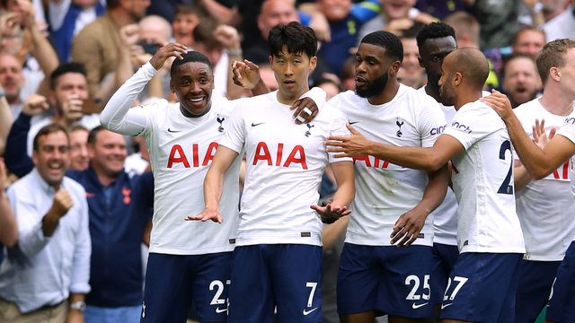 Son Heung-min dari Tottenham Hotspur merayakan gol pertama mereka dengan rekan satu timnya di Tottenham Hotspur Stadium, London, Britain, Minggu (15/8). Foto: David Klein/REUTERS