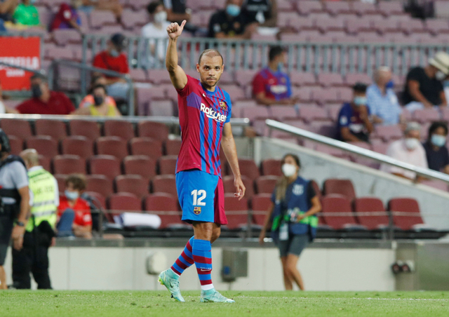 Pemain Barcelona Martin Braithwaite merayakan gol keduanya saat melawan Real Sociedad di Camp Nou, Barcelona, Spanyol, Minggu (15/8). Foto: Albert Gea/REUTERS