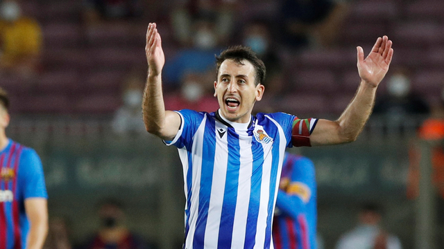 Pemain Real Sociedad Mikel Oyarzabal merayakan gol keduanya saat melawan Barcelona di Camp Nou, Barcelona, Spanyol, Minggu (15/8). Foto: Albert Gea/REUTERS
