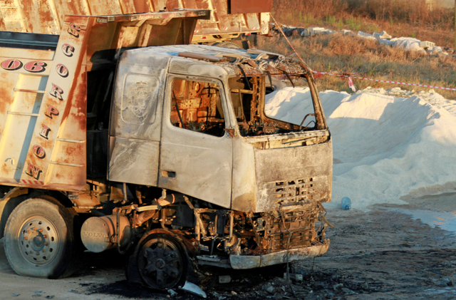 Ilustrasi truk terbakar. Foto: Omar Ibrahim/REUTERS