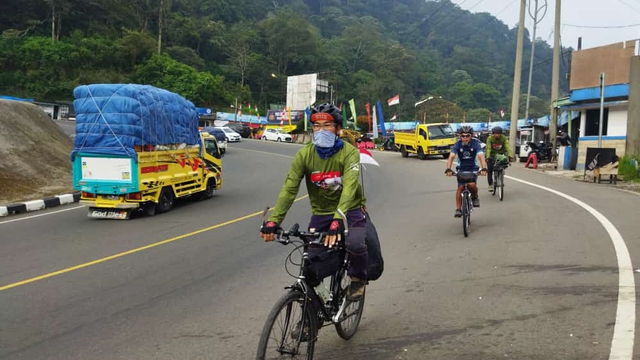 Jurnalis kayuh Indonesia Kayuh Indonesia (JKI) melakukan gowes dari Jakarta menuju Yogyakarta dalam kegiatan JKI to Yogya tanggal 14-18 Agustus 2021. Foto: JKI