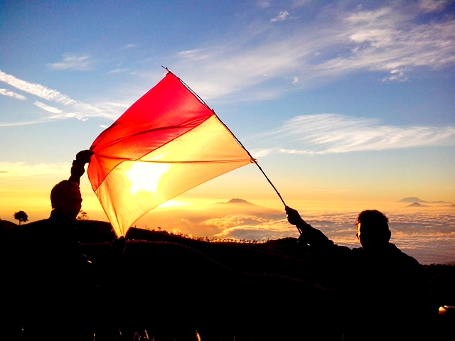 Bendera Merah Putih di puncak Gunung Prau, Dieng, Wonosobo. Foto : Dok. Pribadi