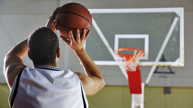 Cara Melakukan Tembakan Shooting Satu Tangan Dalam Bola Basket Kumparan Com