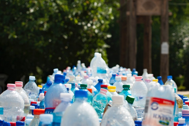 Sampah botol plastik yang bisa didaur ulang menjadi berbagai macam benda.  Sumber: Pexels