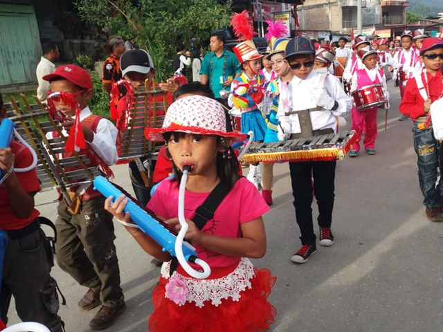 Parade drumband  pelajar SD dalam rangka memeriahkan perayaan HUT Kemerdekaan RI sebelum pandemi COVID-19 (foto: dokumen pribadi)