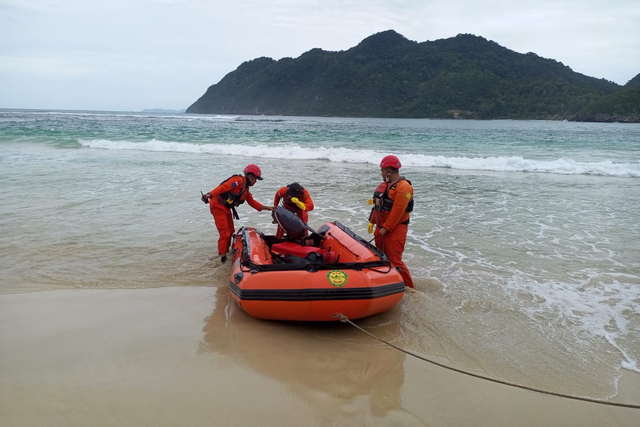 Tim rescue dikerahkan untuk melakukan pencarian bocah 7 tahun asal medan yang dilaporkan hilang terseret ombak di Pantai Lampuuk, Senin (16/8). Foto: Dok. Basarnas Banda Aceh