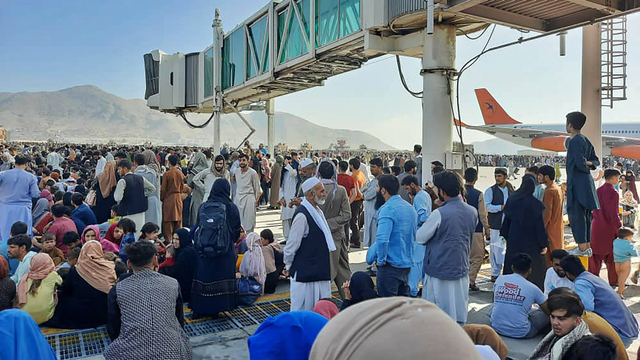 Warga Afghanistan berkerumun di landasan bandara Kabul pada 16 Agustus 2021, untuk melarikan diri dari negara itu ketika Taliban menguasai Afghanistan. Foto: AFP