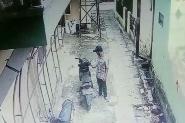 Pelaku pencurian motor di musala di Bandar Lampung | Foto: CCTV Musala
