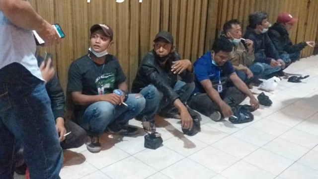 Preman pelaku pungli di Pasar Caringin Bandung. Foto: Instagram/Ridwan Kamil