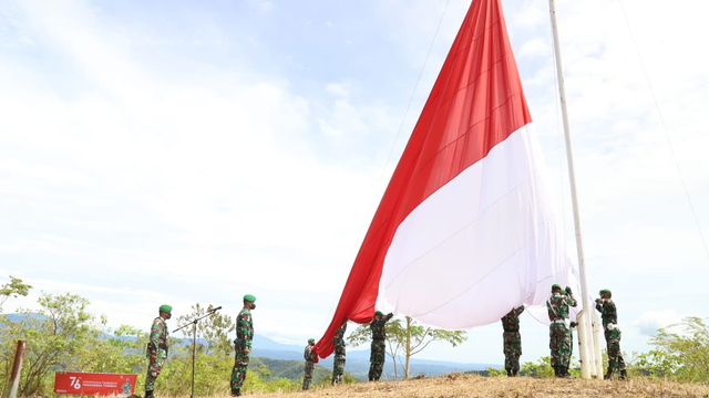TNI mengibarkan Bendera Merah Putih di Gunung Halimon. Foto: Kodim Pidie  