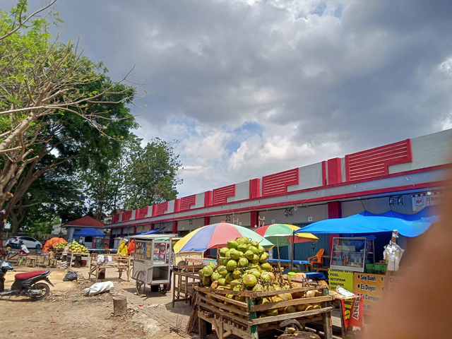 Pasca Kanopi Ambruk, Pedagang di Stadion Way Dadi Keluhkan Sepi Pembeli (1)
