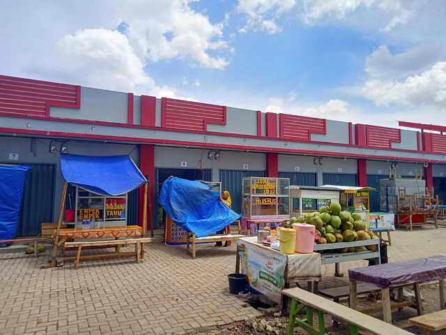 Pasca Kanopi Ambruk, Pedagang di Stadion Way Dadi Keluhkan Sepi Pembeli (2)