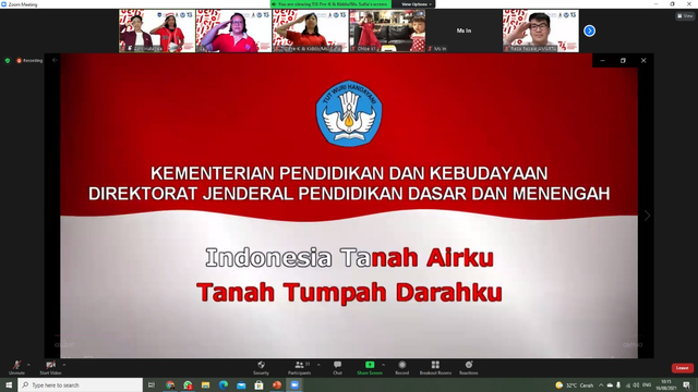 Suasana Upacara Bendera yang dihadiri semua anak dan orang tua TK TIS (Teach Indonesia School), Reza Rezaie, Ketua AMARTA dan para pengurus, Ibu Monica Basri, Sekretaris Prodi Arsitektur Tanri Abeng University bersama tim dosen, Ibu Sufia Ang, Kepala Sekolah TK TIS beserta tim guru. Sumber : Dokumentasi Tim AMARTA